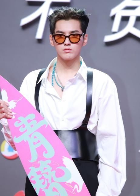 穿着|吴亦凡有多自信，穿着“女式束腰”就走红毯？真不把自身颜值当回事