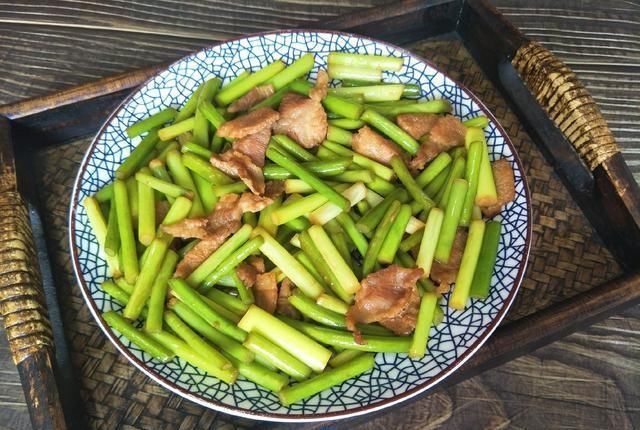 猪肉|蒜苔最好吃的做法,香辣下饭,就着米饭真香,孩子吃完后还要一碗