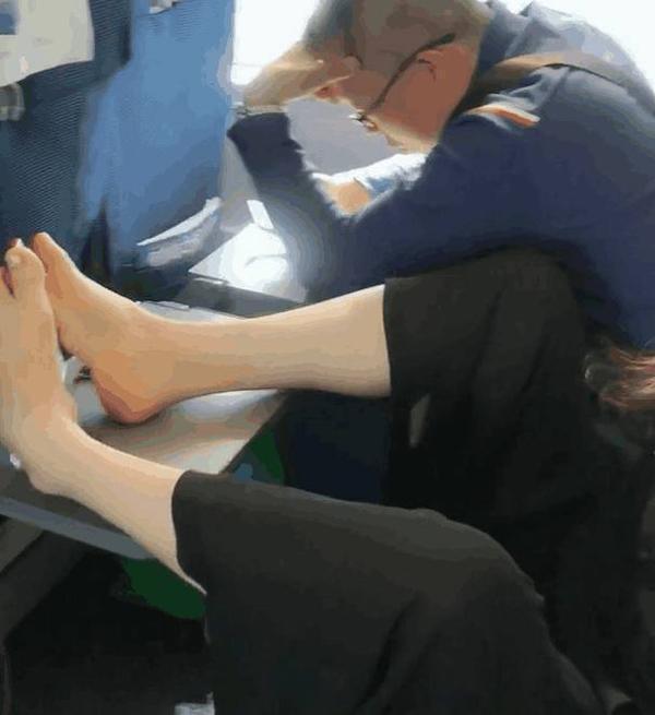 放在|高铁上看见有一双脚放在了桌板上，男子刚想过去辱骂却被感动了