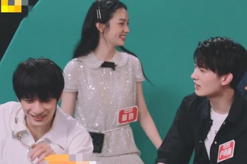  上台|别把伤害当成幽默！刚上台就diss何炅个子低，何炅：你不退赛啊？