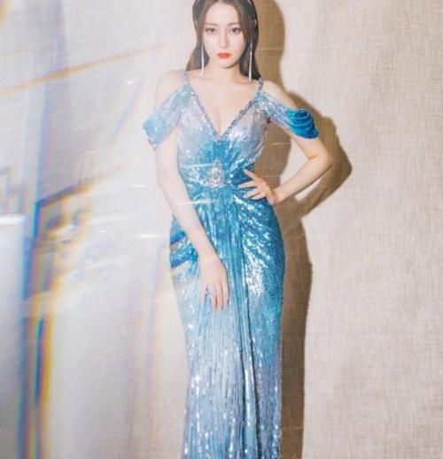 礼服裙|你知道什么叫凹凸有致吗?迪丽热巴穿吊带人鱼裙太仙,腰臀才是绝