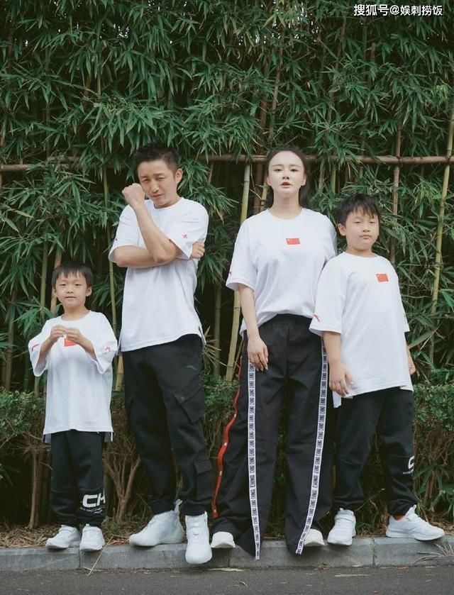  身影|邹市明一家四口合照未见三胎儿子身影，大儿子身高直窜快追上妈妈