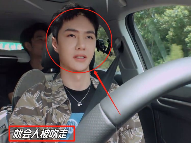  王一博|王一博开车单手摸方向盘，得知他开摩托车的速度，才懂车技有多好