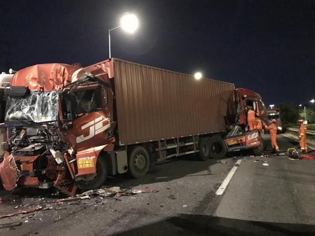  被困|东莞五货车深夜追尾致两人被困，救援人员成功施救