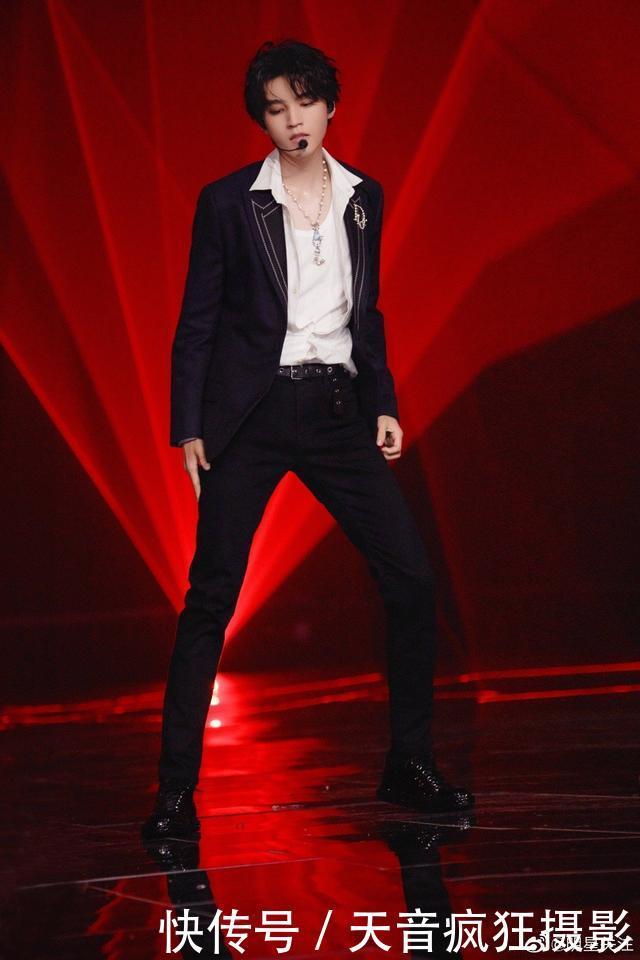 八月|王俊凯八月搭配合集,大帅哥衣品超级棒,一起学起来!????