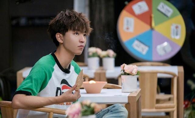  累垮|赵丽颖产子复出后首录综艺，体力不支累垮，坐在树下扶腰样子很难受