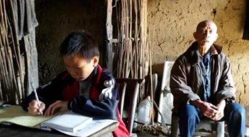  孩子|曾“千里背疯娘”的大学生，32岁获此殊荣，寒门就该出孝子？