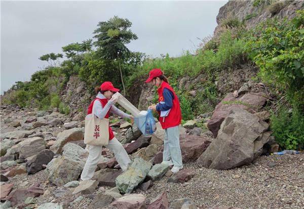  海滩|志愿者在行动|定海大学生踏上小岛净海滩
