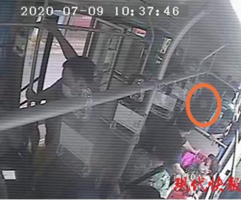  女子|公交上女子突然晕倒抽搐，司机“淡定”救助后才发现腿已吓软