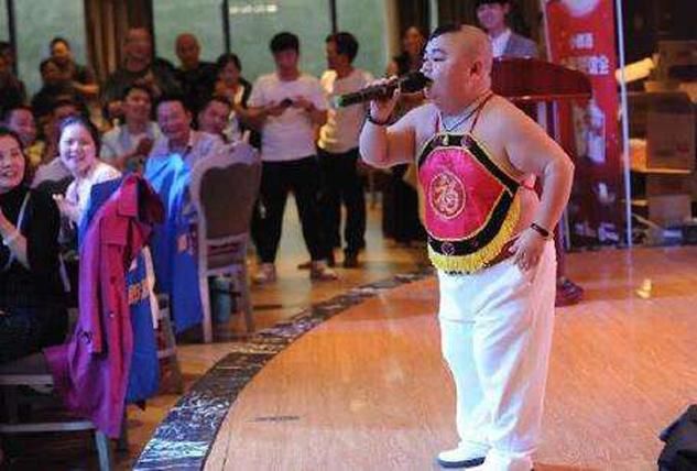  如今|1.2米小男人，却零彩礼娶美女为妻，如今多处房产生3胎很幸福