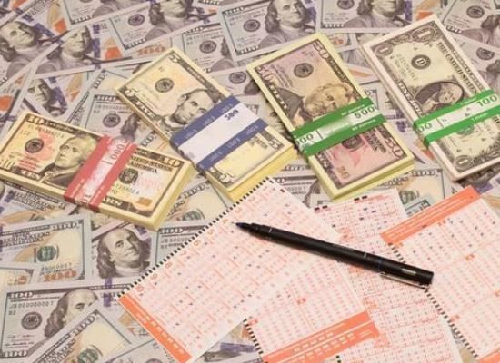 命中|男子花10元命中200万美金，选择一次性领完，要扣多少税？