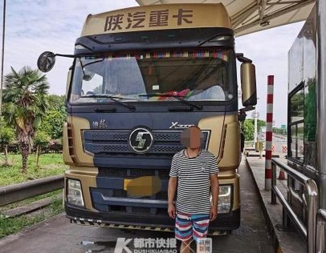 竟然|什么操作,竟然又是高速违停扔垃圾