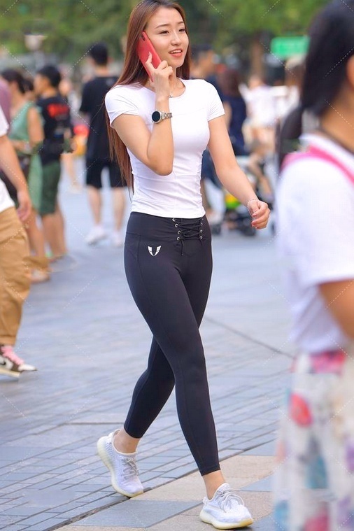 四溢|白色短袖衫搭配黑色瑜伽裤,优雅显瘦,让小姐姐美上天仙气四溢