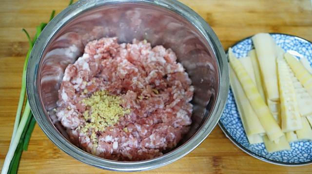  初秋|初秋我和家人爱吃这种香而不腻的鲜肉包，食材搭配营养，馅料醇香