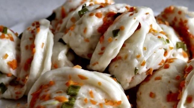  最常见|蒸花卷时，别再只放油和盐了，教你新方法，暄软劲道，好吃又好看