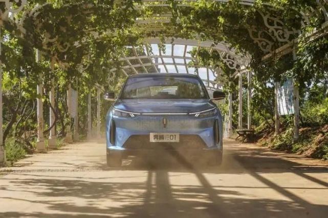  SUV|试驾奔腾全新纯电动SUV E01！造型科幻+三块大屏，驾乘感舒适