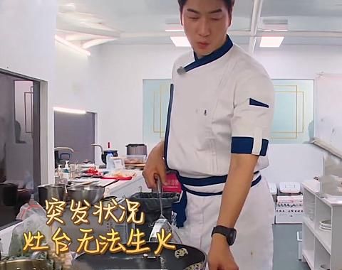  张亮|《中餐厅》灶台无法生火时，张亮的做法亮了，真是意料之外的惊喜