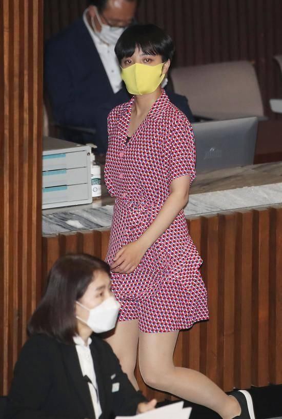  国会|韩国27岁女议员穿粉红裙子去国会 网友吵翻天