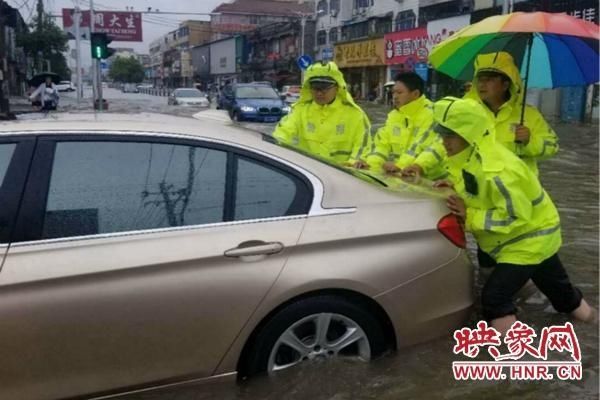  通许|病人车辆水中熄火 通许交警紧急护送