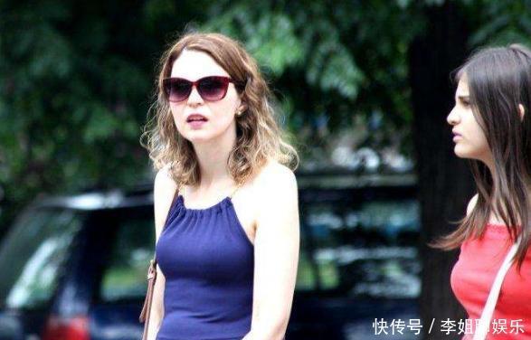 街上|西班牙美女到中国,看到街上这幕疑惑:中国人为什么连树都敢吃?