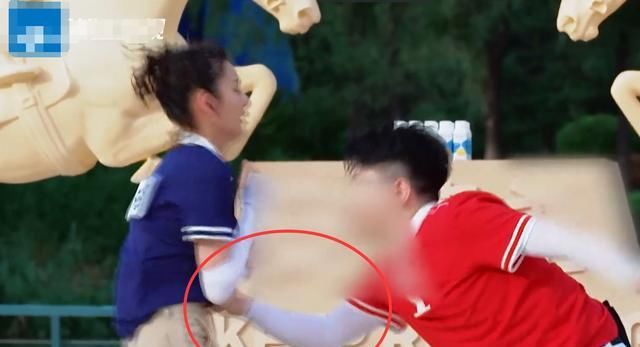  节目中|张大大玩游戏，看清他手放哪儿，吓得宋祖儿连忙保护自己