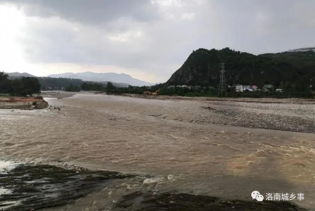  水文|洛河最新水文状况，水流量依然较大，河道里有未打捞的汽车