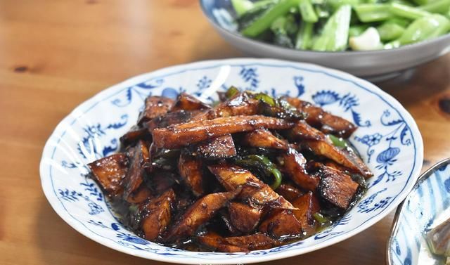  一家人|入秋了，这样做午餐清淡营养不秋燥不上火，2荤2素一家人吃得满足