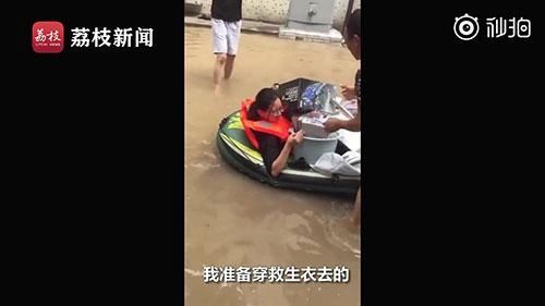 救出|神仙爱情!女孩洪水中救出男友心爱的高达