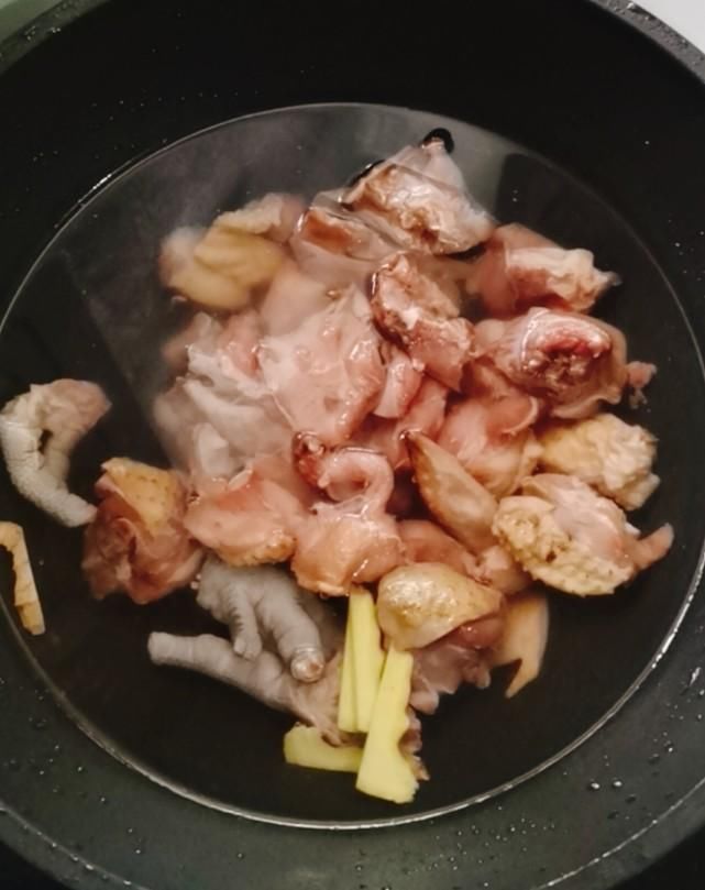  鸡肉|煲鸡汤时，千万别再放这2种调料了，那是在毁肉，难怪不好吃！