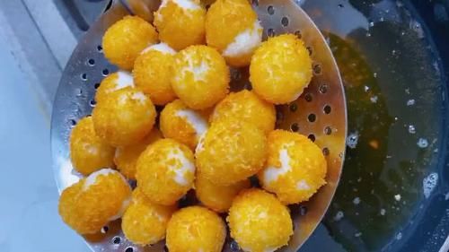 外脆|还在煮元宵?裹上面包糠和鸡蛋液炸,外脆里香比水煮好吃10倍