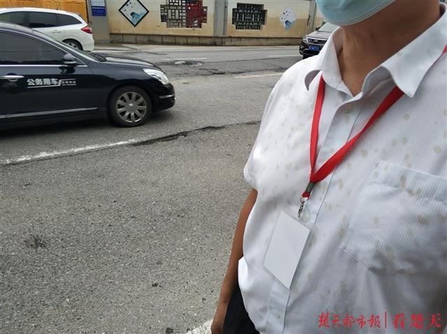 司机|上班途中天降一身泥!原是过往车辆司机不顾路边行人,飞速驶过坑洼