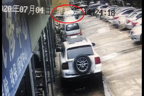  卷入|惊心！两小孩被卷入车底！小的自己爬出来，大的却……