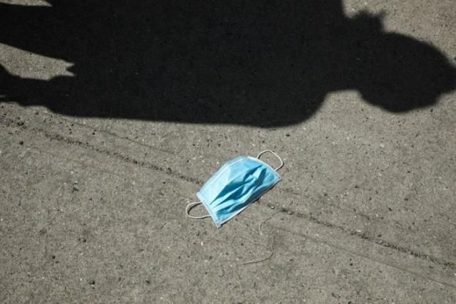  女警察|拒绝戴口罩，女子将劝说的女警察打成脑震荡