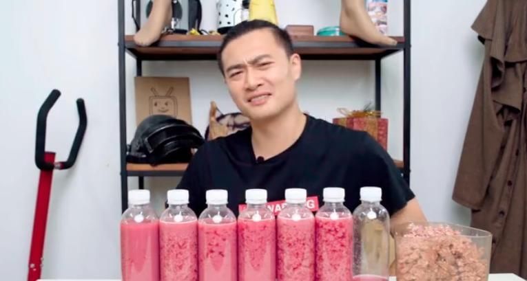 石榴汁|100个石榴能榨多少“汁”男子20分钟榨完,看到分量无语了