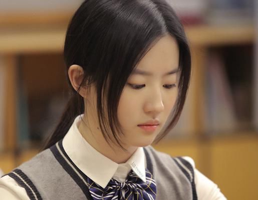 刘诗诗|女星的学生旧照，李沁古灵精怪，看到刘诗诗：没少被男孩追吧！