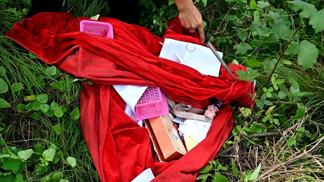 当场|躲进山林干这事无人机+100余名民警出动当场抓获42人