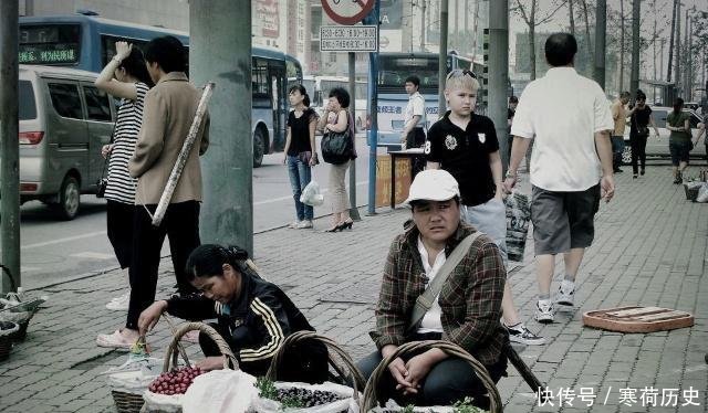 上车时|人贩子强拉你上车时,大喊大叫根本没用,学会这两招你想走都难