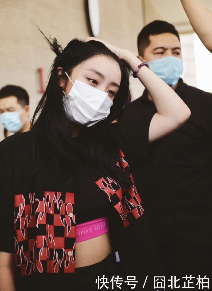 衬衫|赵小棠身穿黑白格子纹裤化身欧美辣妹,臭拽脸变得星味十足