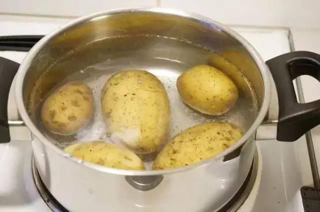  指甲|这样剥板栗，1秒钟剥一个，轻松剥壳还不伤指甲！