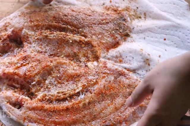  在家|原来烤鱼的做法这么简单！3分钟教你在家做，麻辣酥脆真心解馋