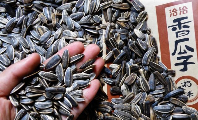 热量|1把瓜子 =1勺油?每天吃1斤瓜子的人怎样了?老人肠子“堵”住了