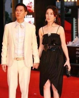  张家辉|25岁时恋上28岁女友，婚后16年很旺夫，52岁的他越来越红