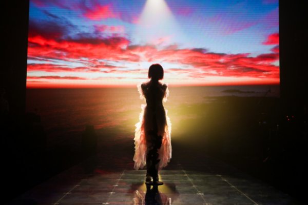  演出|国际舞美造型+电影叙事 “平行麦现场”乃万专场重塑在线演唱会形态