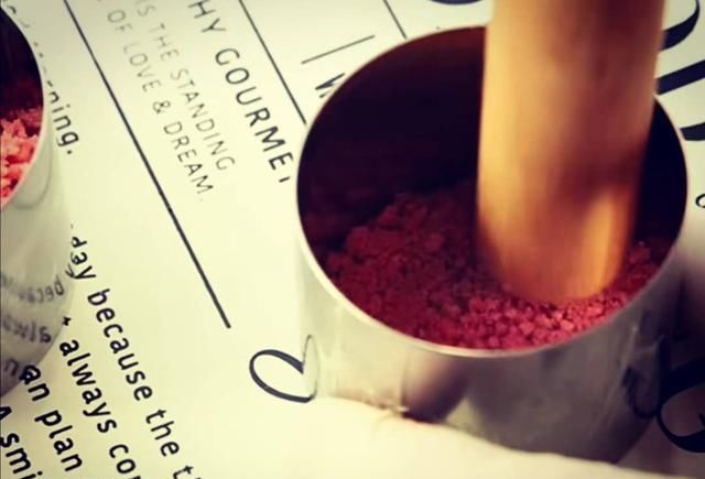  粉色|心情不好的时候，自己做上一款简单好吃粉色系奶冻蛋糕，会很开心