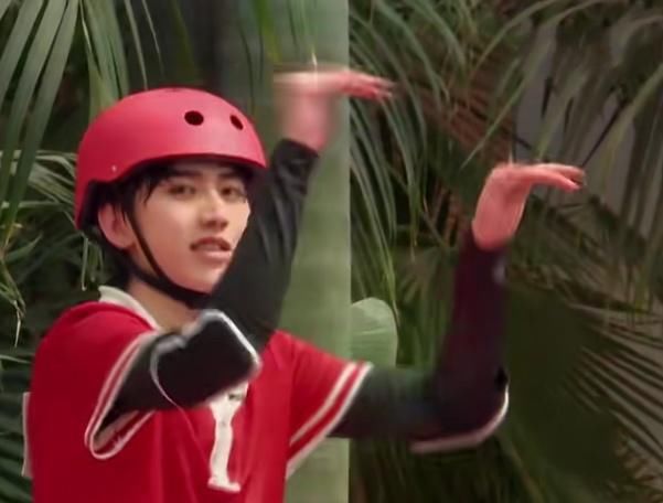  放大|蔡徐坤水池中“卸妆”，画面放大看清素颜后，真的21岁？