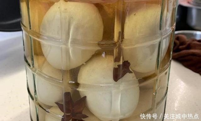  出油|腌咸鸭蛋，只加盐可不行，多加4种香料，半个月就出油，还特别香
