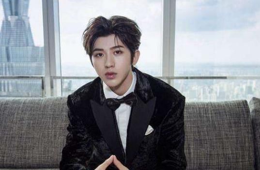  华晨|都是音乐界宠儿，为何蔡徐坤发展势头迅猛，华晨宇却开始走下坡路