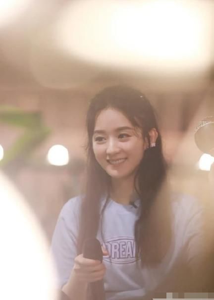  全网|《中餐厅》滤镜有多重？看到李浩菲吃完饭后的嘴唇，全网笑出了猪叫！