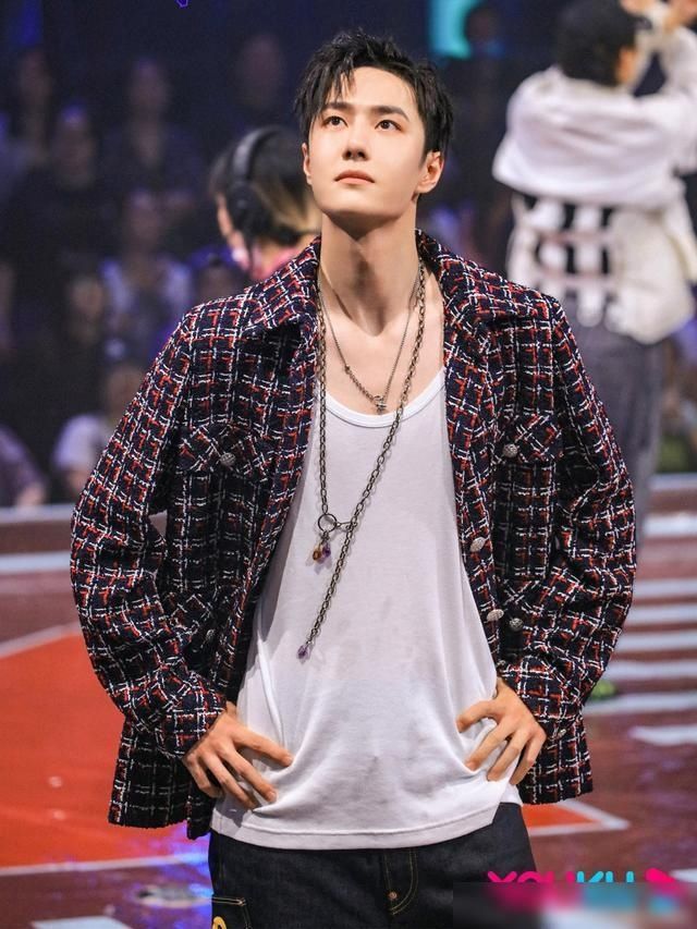  分饰|王一博一人分饰俩角《街舞》水舞台燃爆现场，《快本》呆萌游戏王