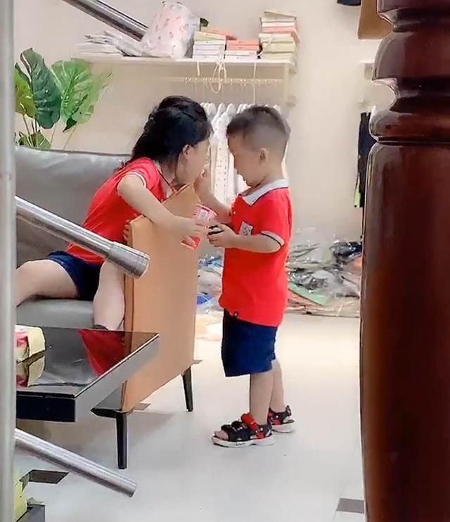  操作|萌娃剥一碗荔枝，宝妈以为给自己的，没想到儿子的操作让宝妈扎心